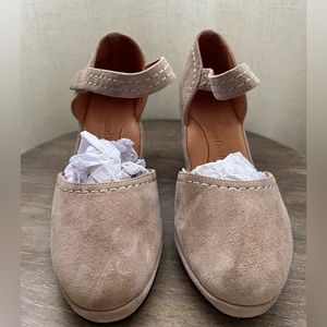 L’amourDesPieds Orva Wedge in Taupe Suede, size 6.5